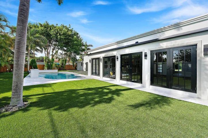 391 W Riverside Dr-3