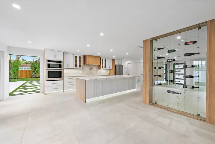 391 W Riverside Dr-35