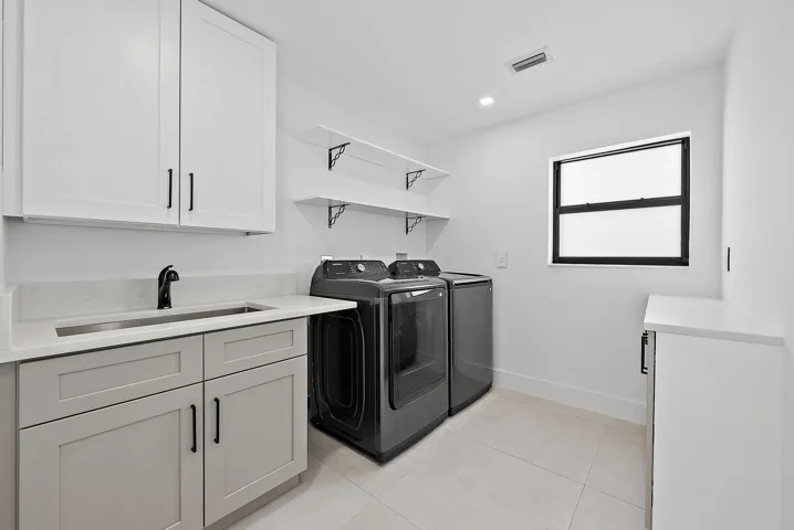 391 W Riverside Dr-19