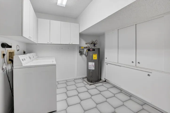 LAUNDRY ROOM WITH STORAGE SPACE
