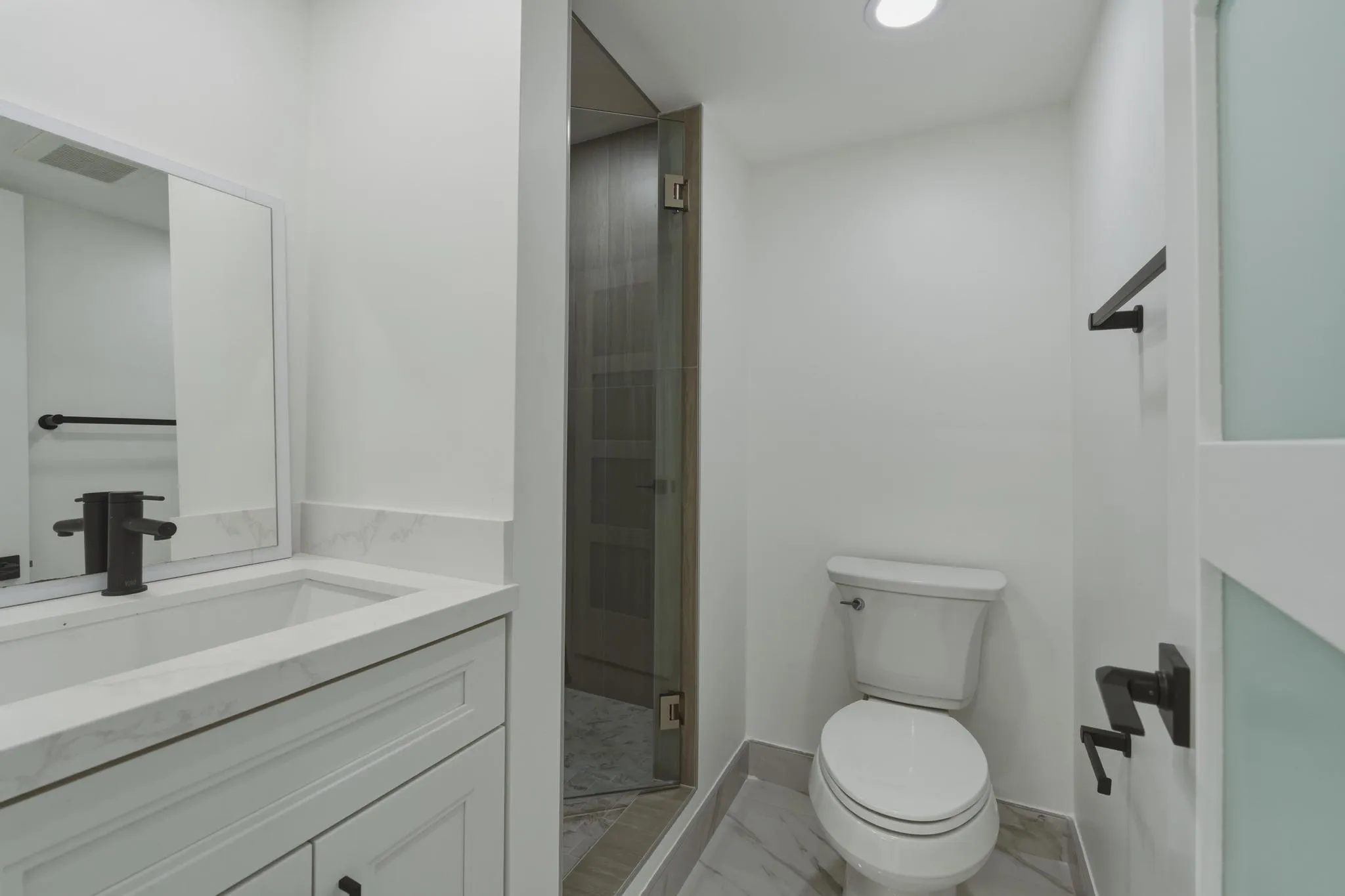 6. Guest Full Bathroom
