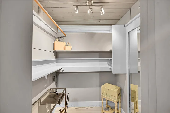 dressing room / closet