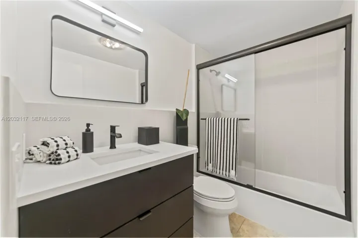 Bath for 2nd bedroom and guests
