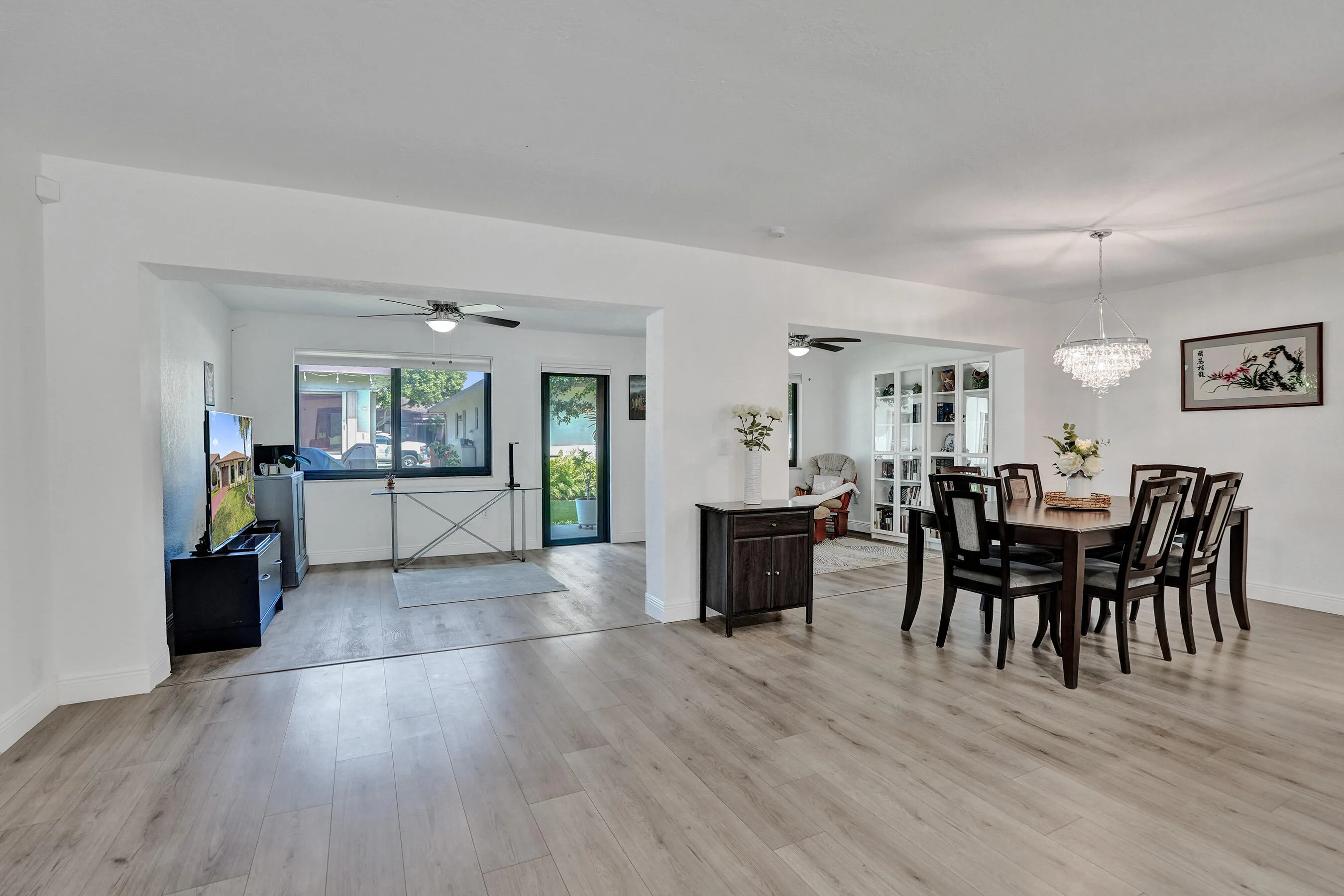 Dining room and look at the Florida room