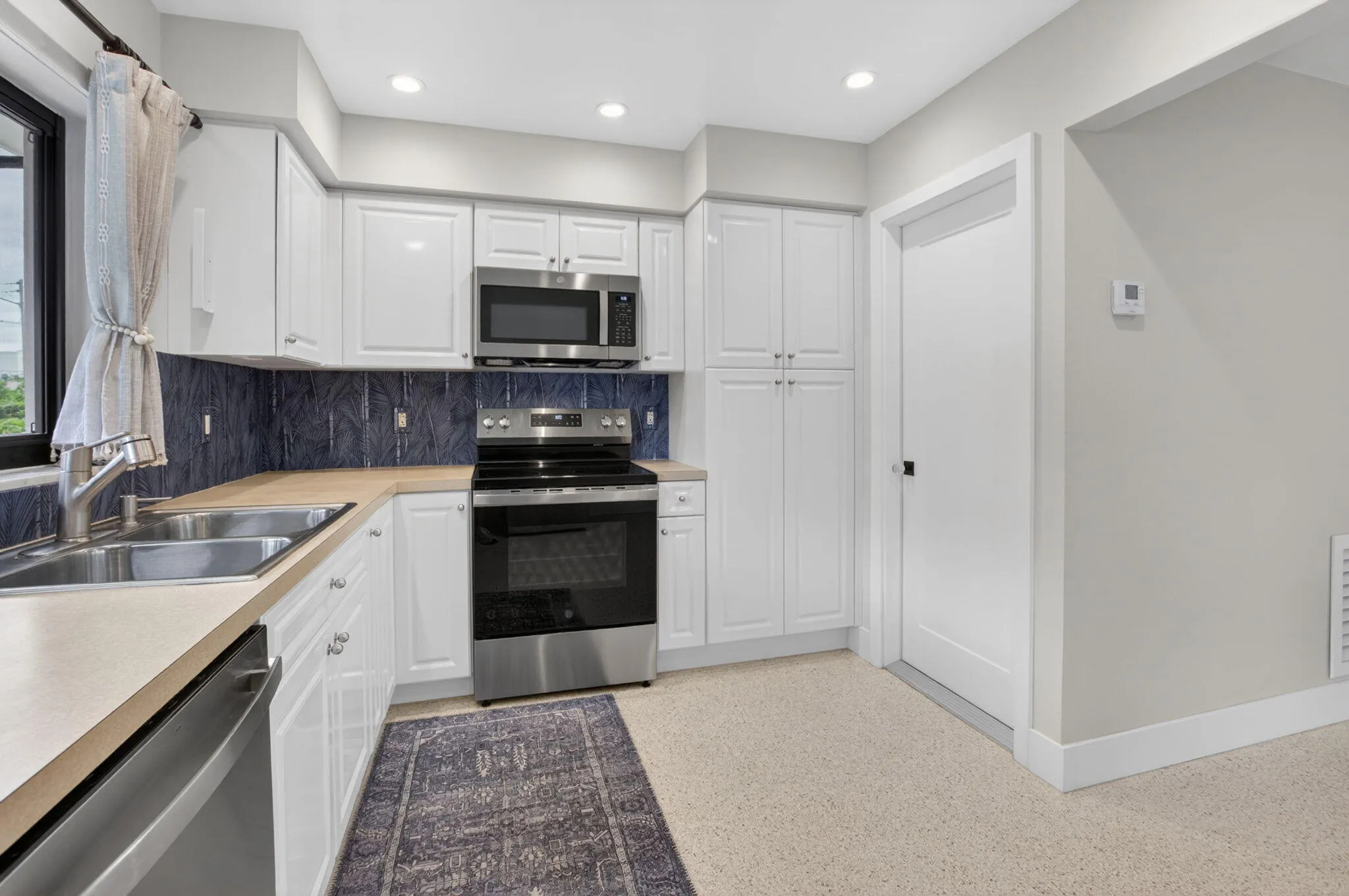 Door to Laundry and Garage