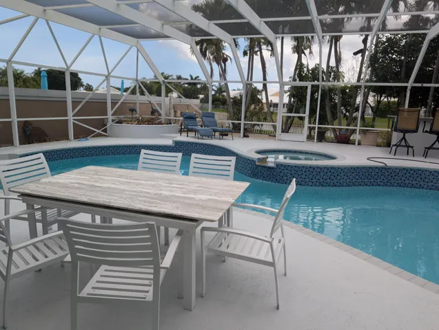 25,000+ Pool Upgrade #63072917 Copyright