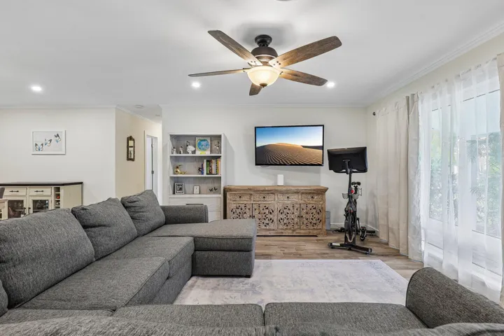 9-web-or-mls-SE 8th Ave-S1006-009