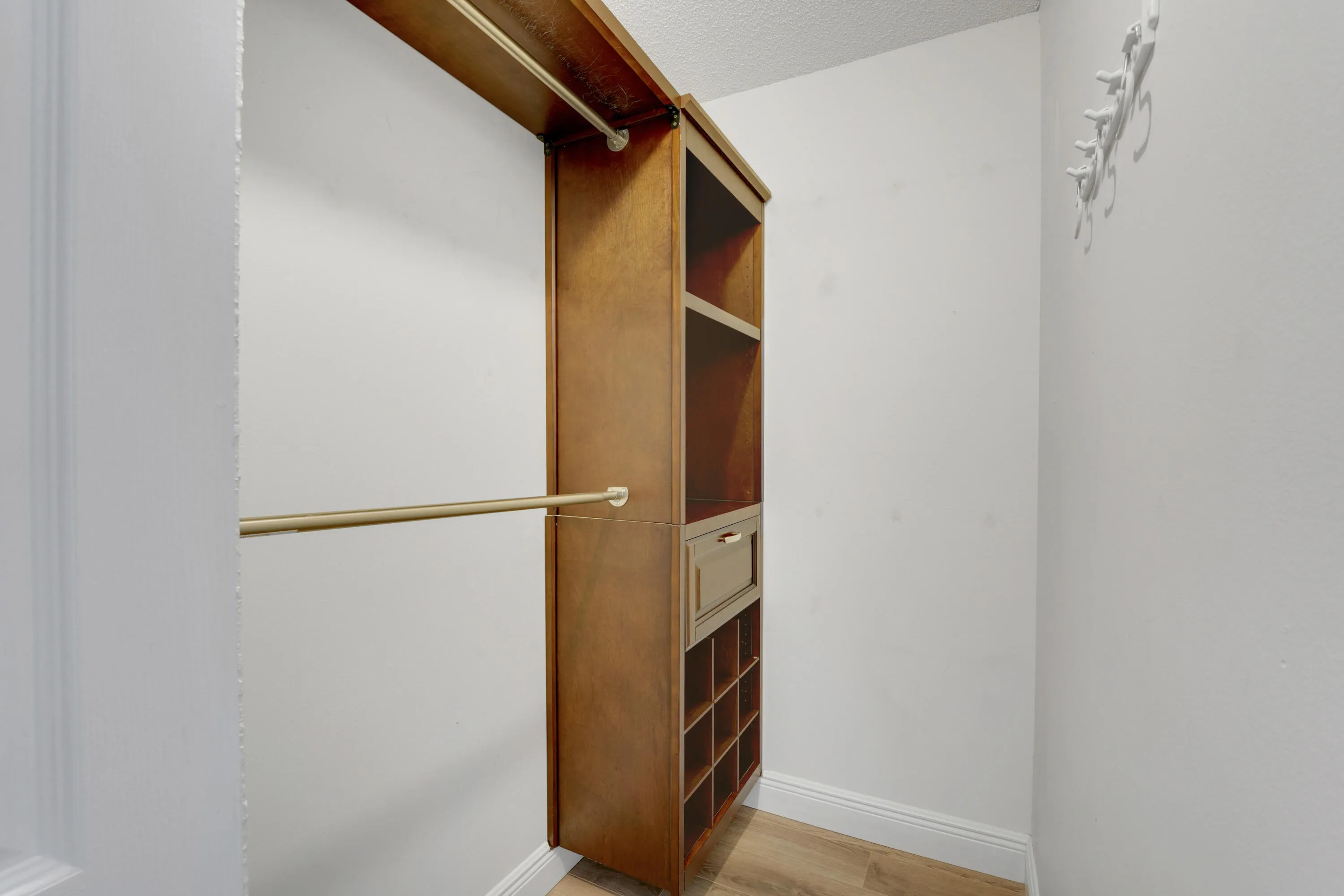 CLOSET BUILT INS