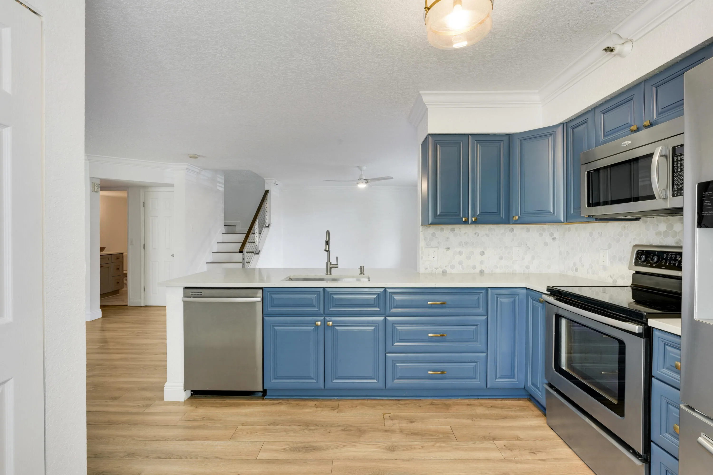 OPEN MODERN KITCHEN