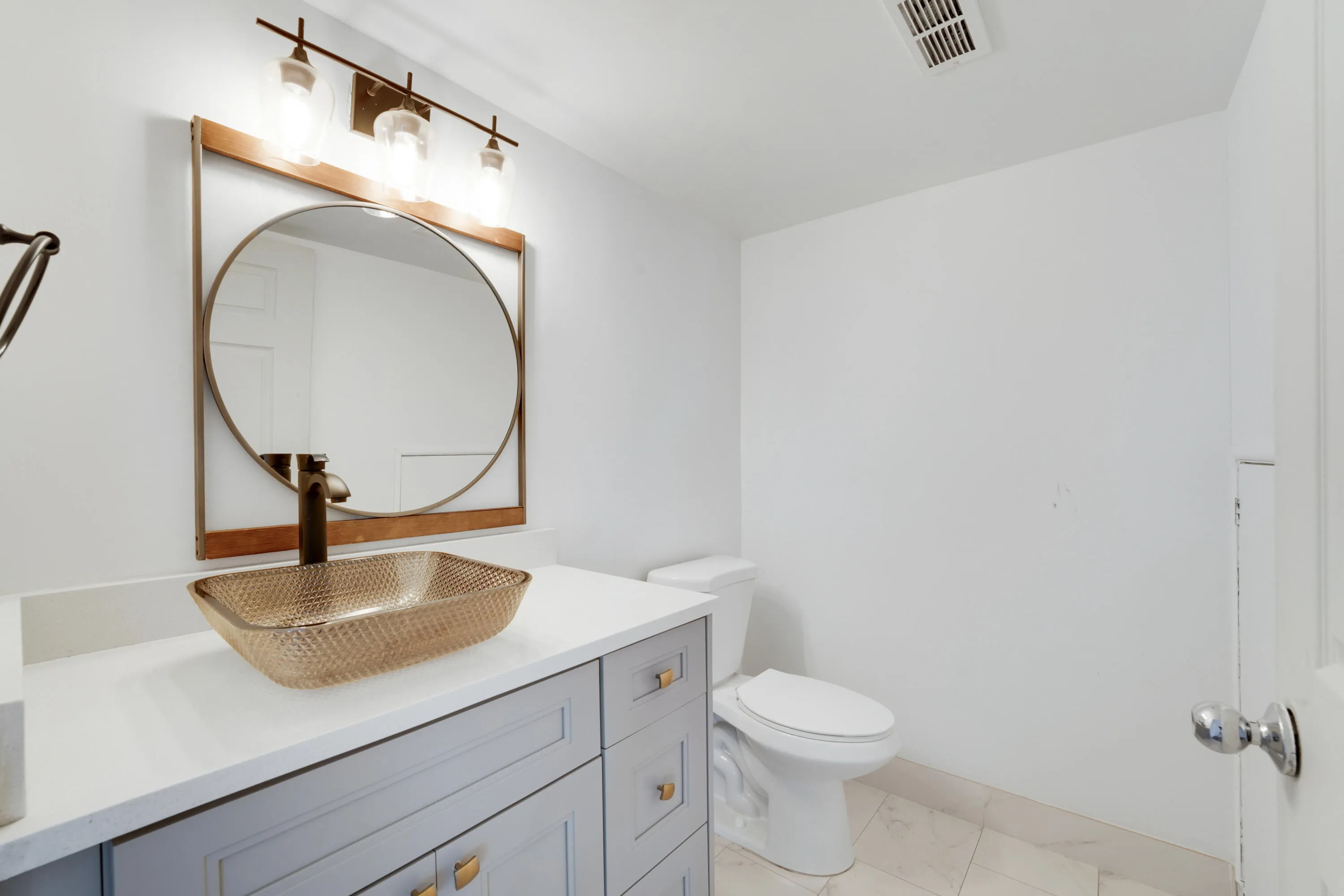 GUEST HALF BATH DOWNSTAIRS W/STORAGE