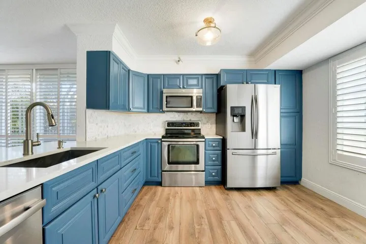 OPEN MODERN KITCHEN