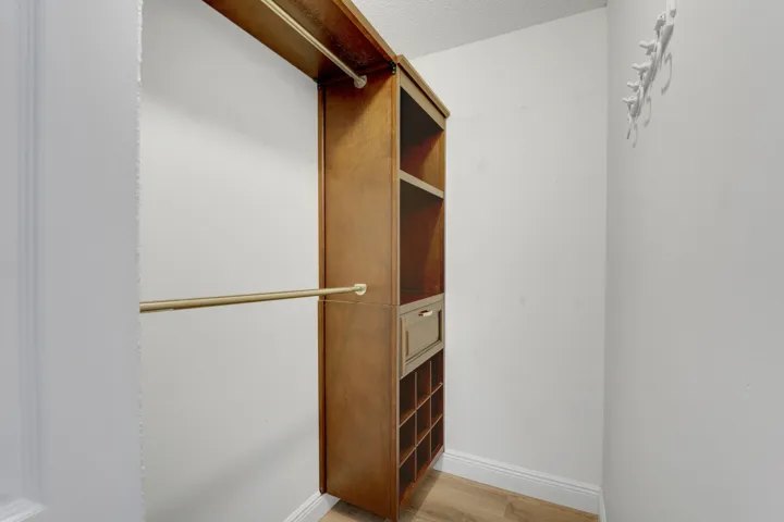 CLOSET BUILT INS