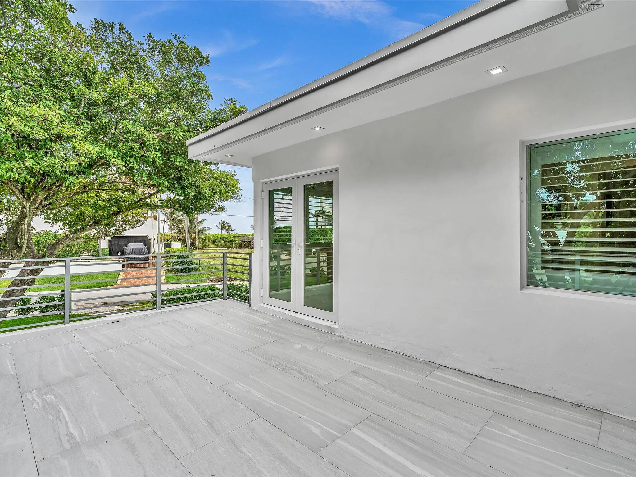 Spacious 2nd floor balcony ocean view