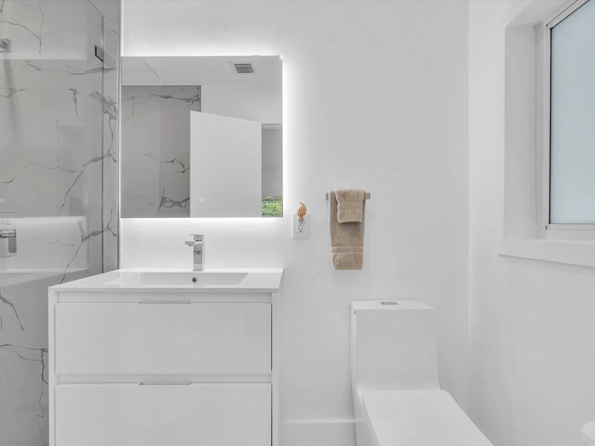 1st floor ensuite bath