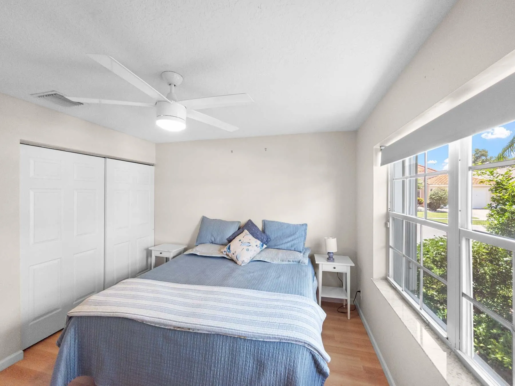 Guest room, king size bed