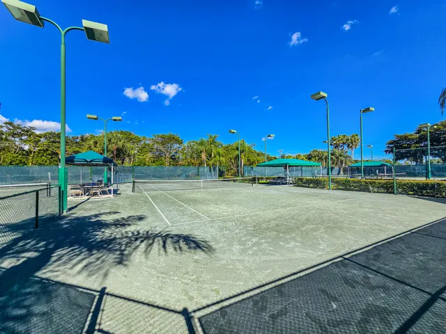 6 Tennis Courts