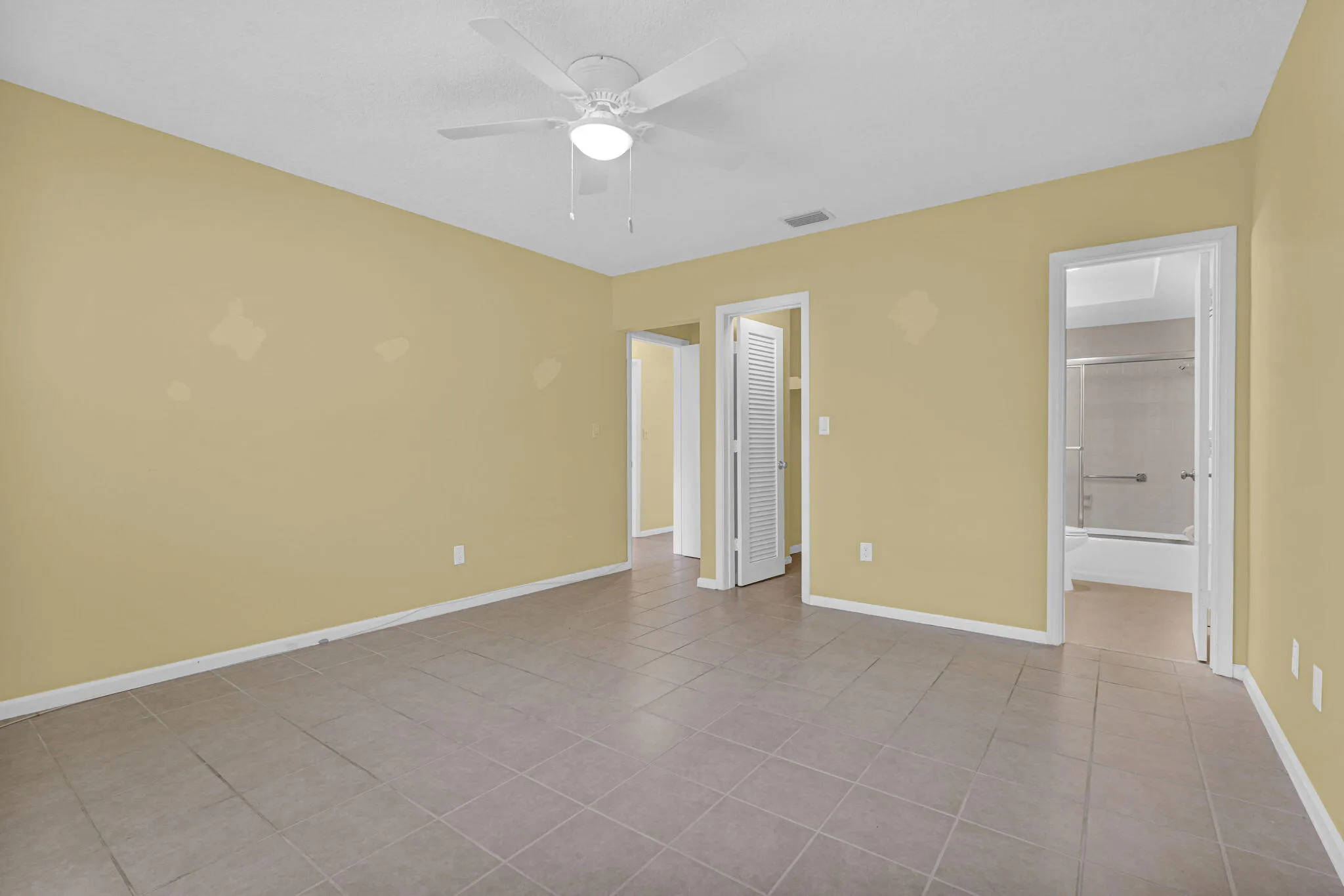 Primary Bedroom w/ ensuite