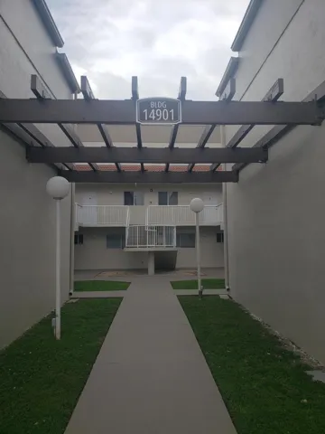 #10 KENDALL WALKWAY 2