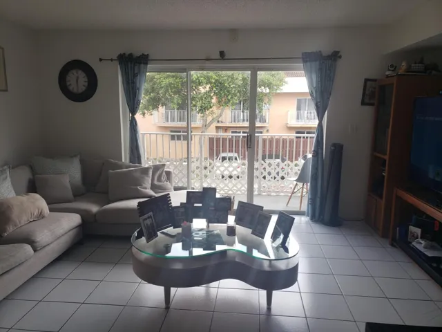 #20 KENDALL LIVING ROOM