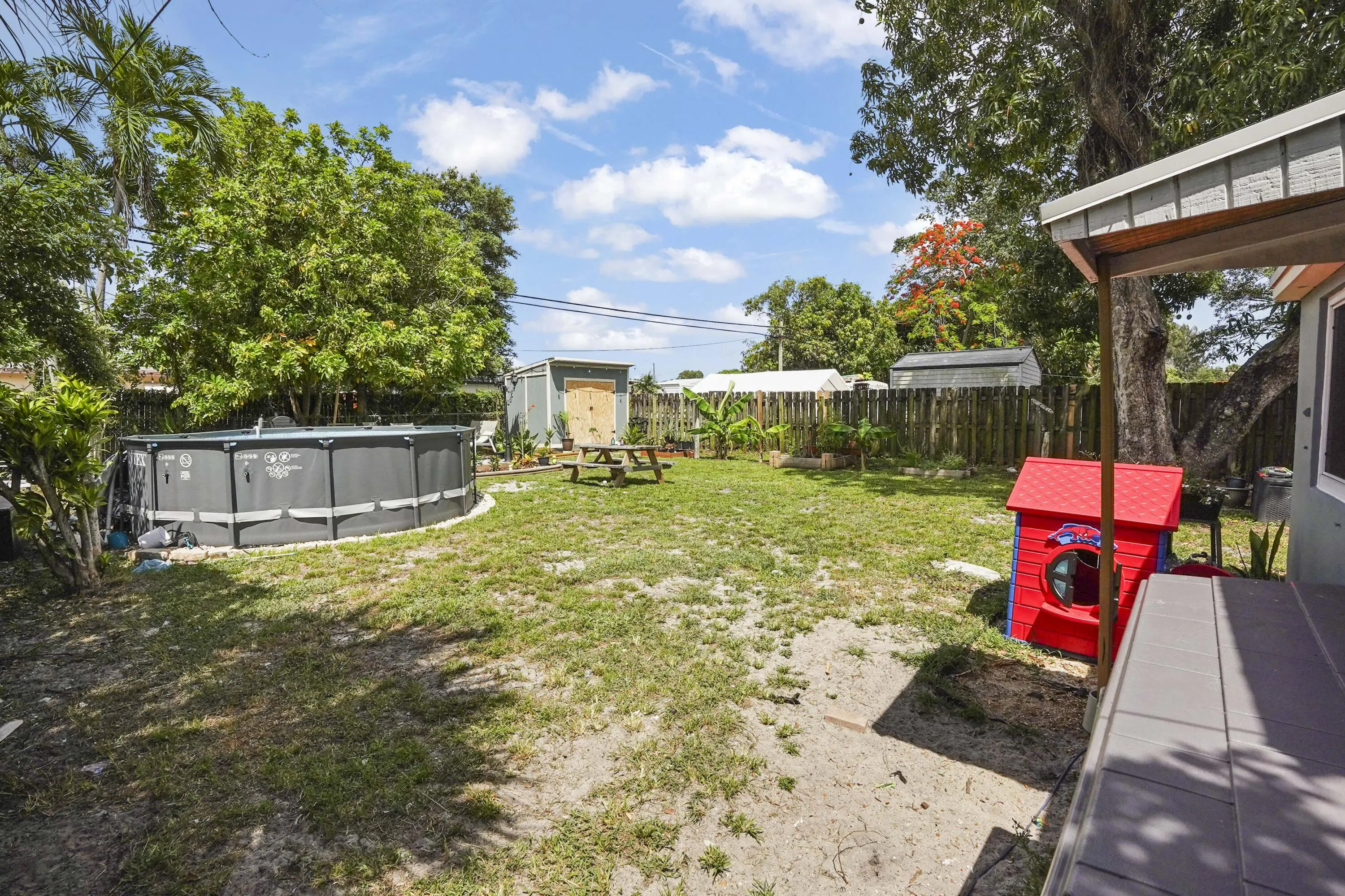 21 Backyard 01