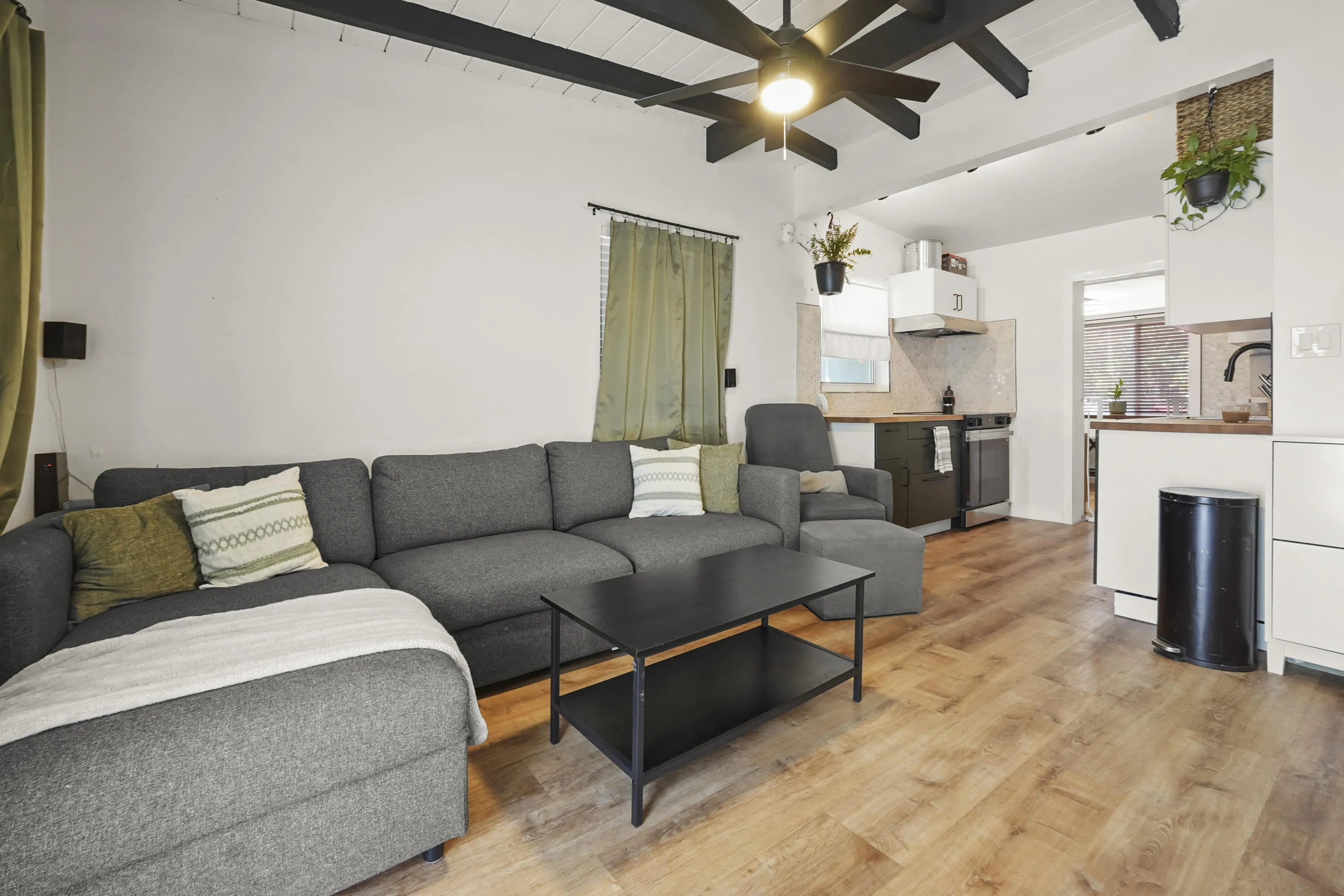 04 Living Room 01