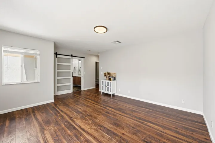 29_primary bedroom