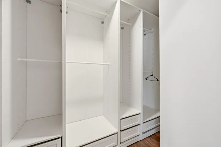 33_walk-in closet