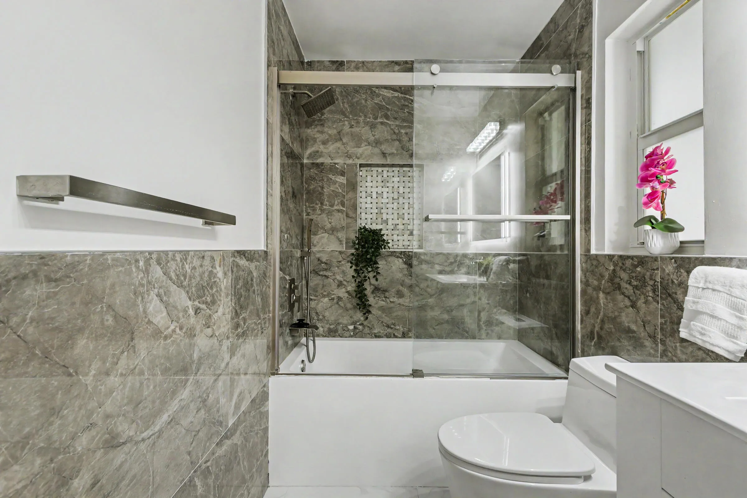 Bathroom with heated & lighted mirror and modern finishes and storage