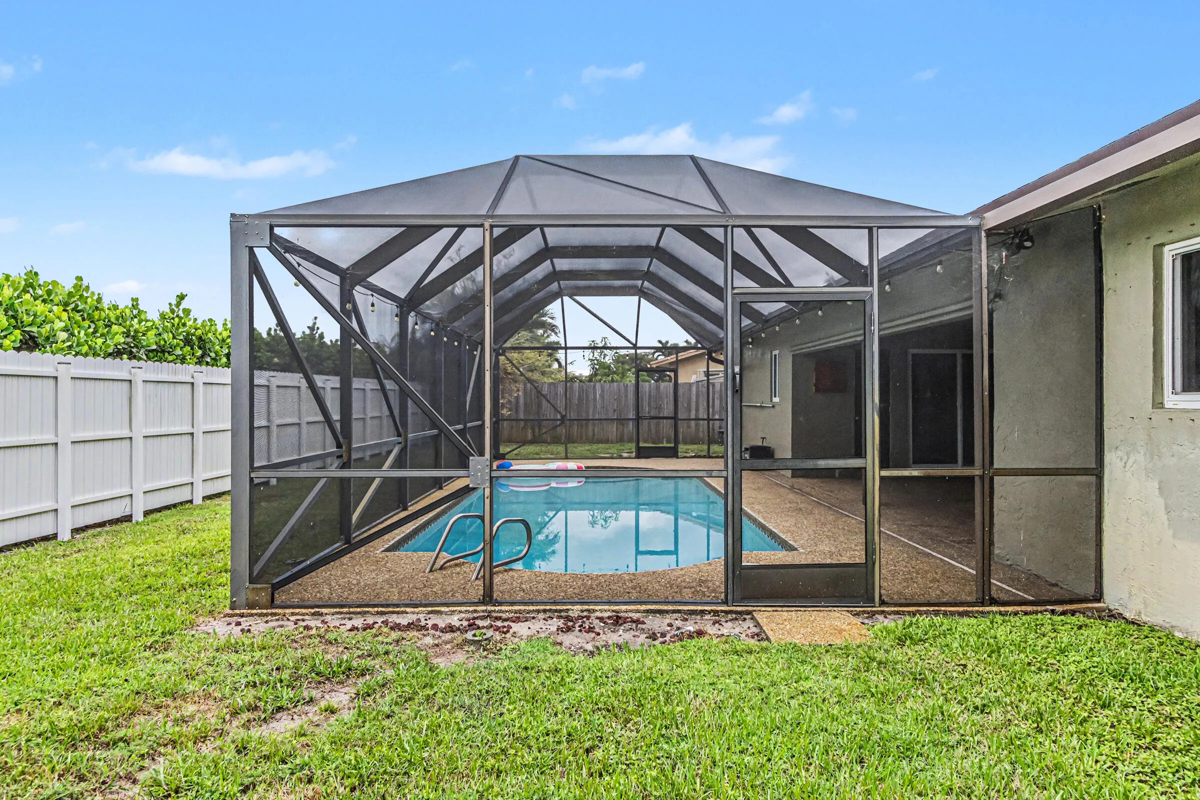 Hurricane rated screened enclosure