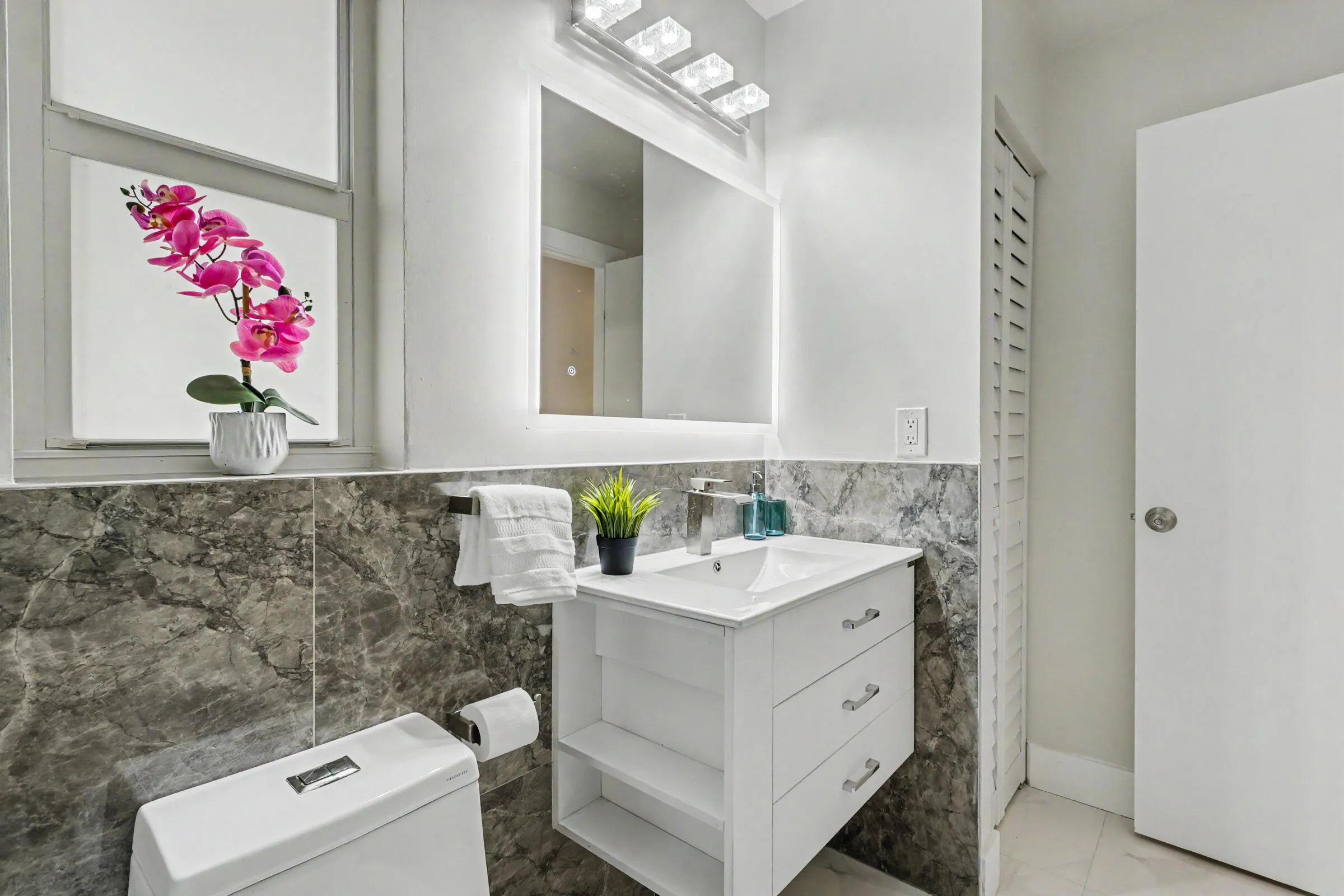 Bathroom with heated & lighted mirror and modern finishes and storage