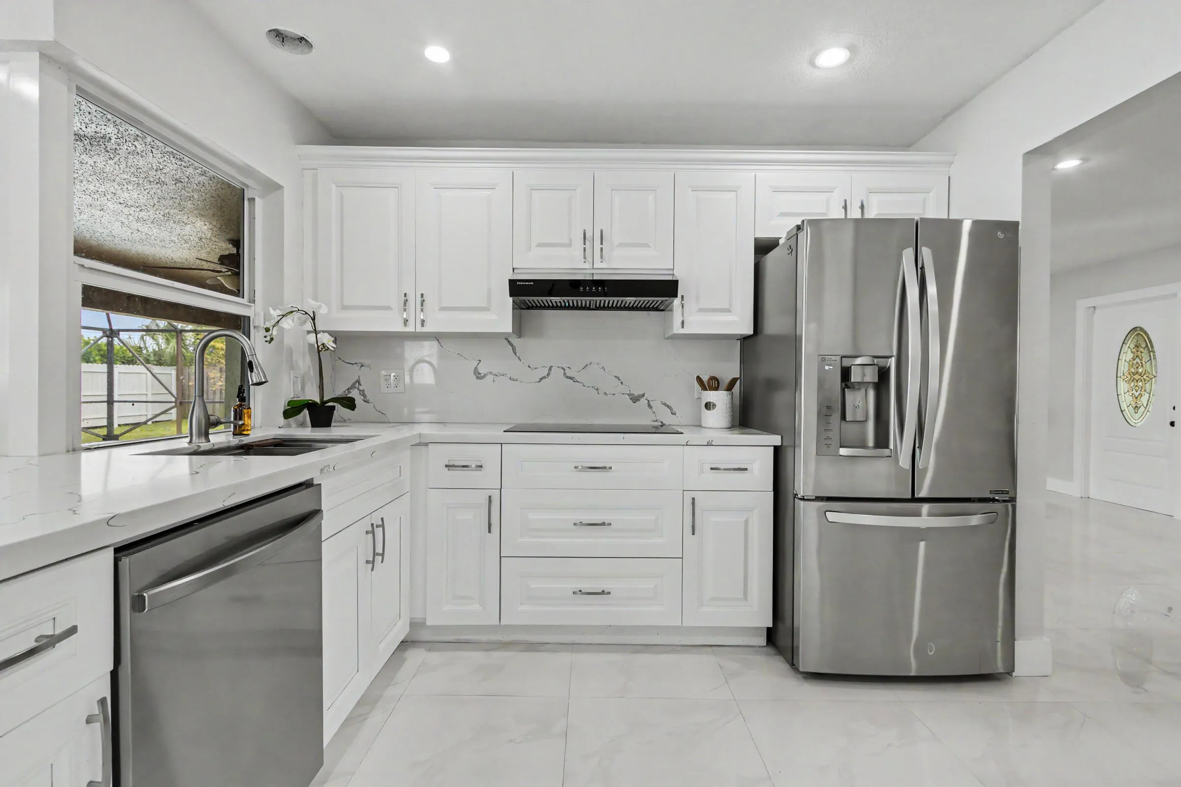 Fully updated, modern kitchen