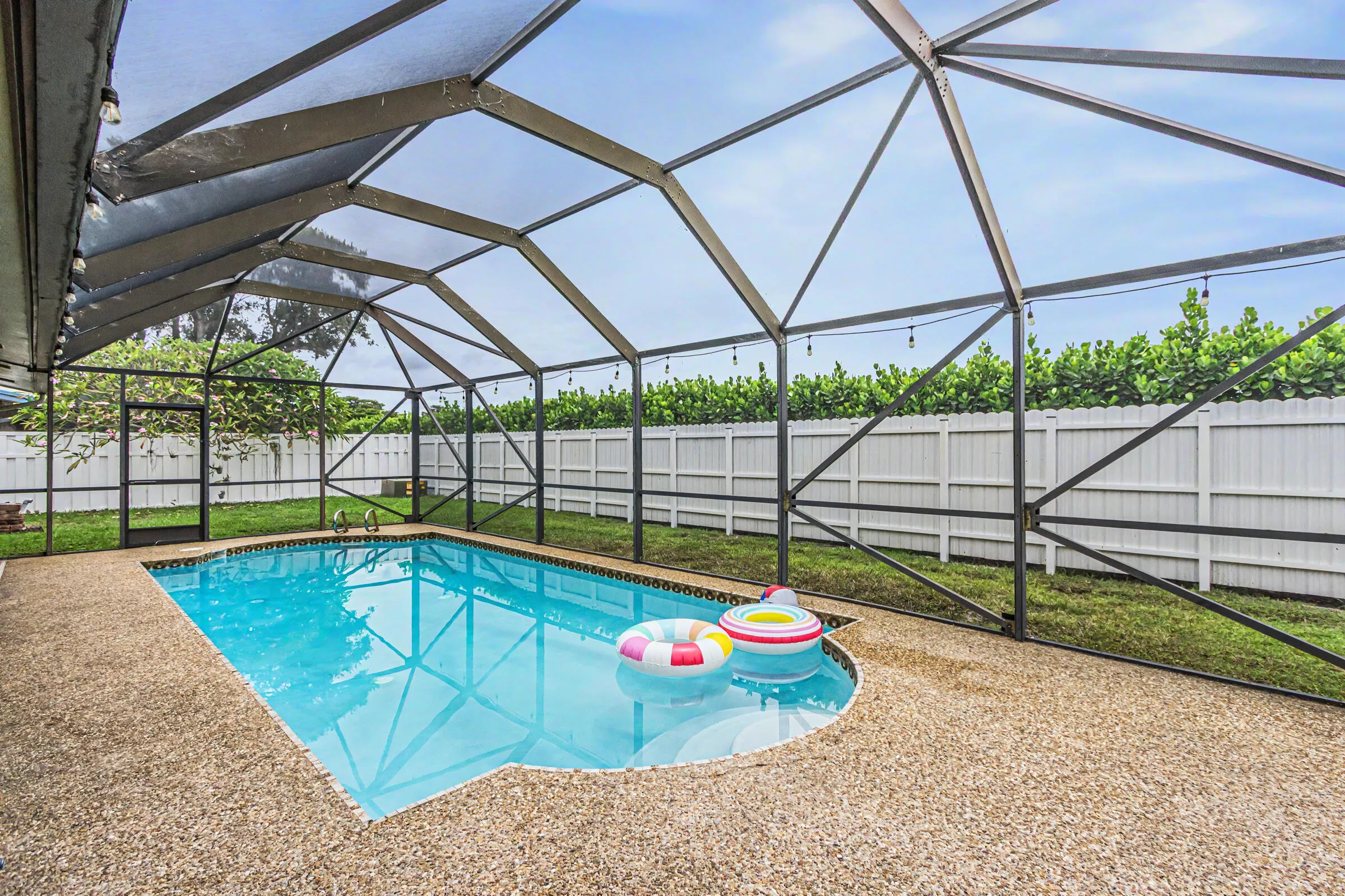 Hurricane rated screened enclosure