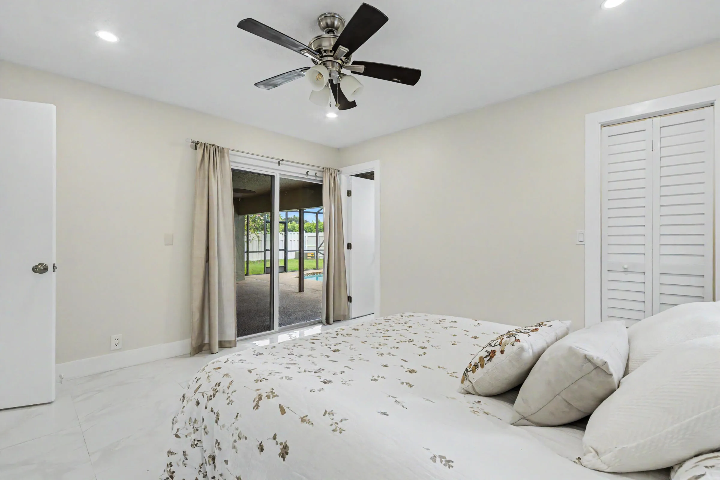 Primary bedroom with an en suite bathroom and walk in closet.