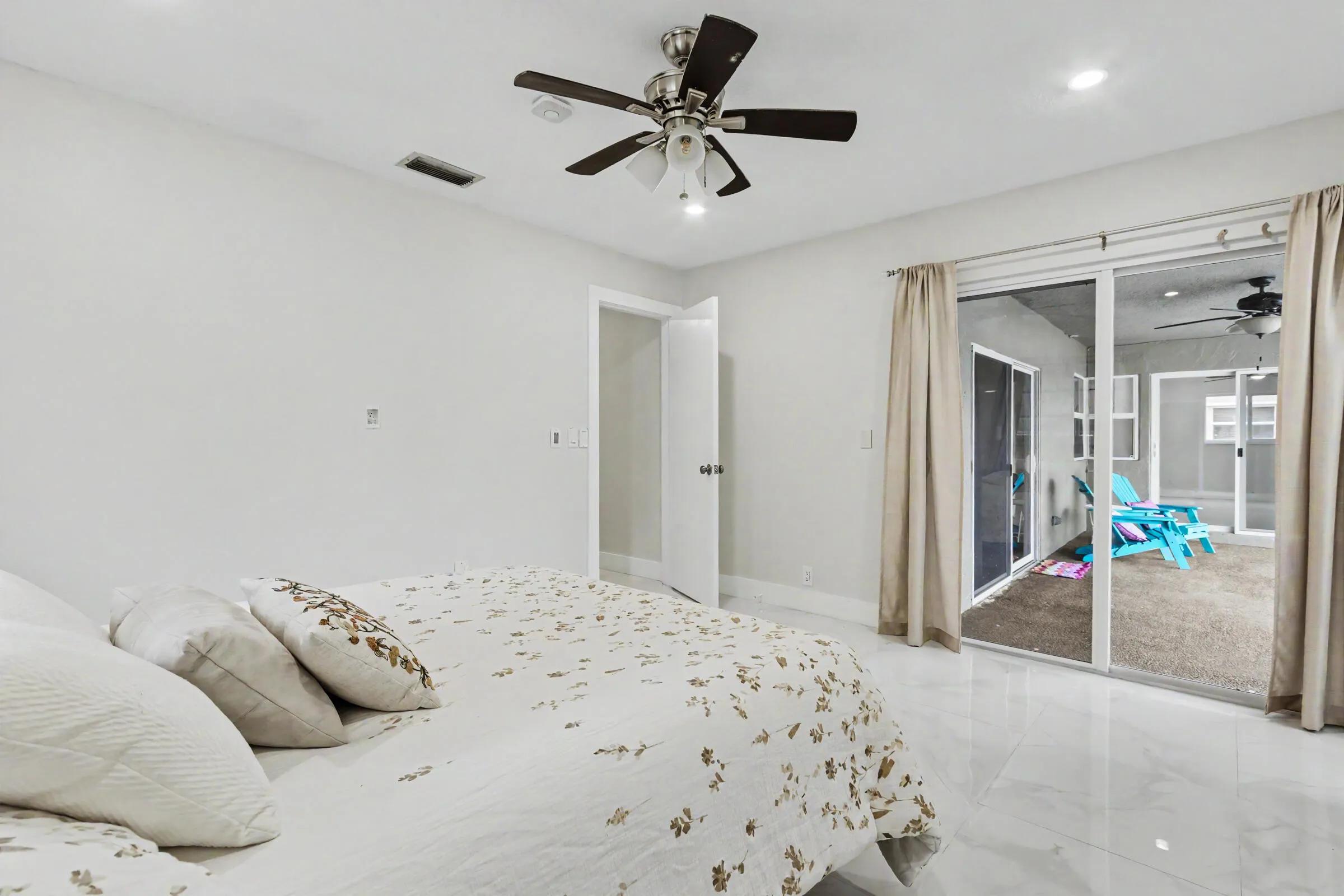 Primary bedroom with an en suite bathroom and walk in closet.