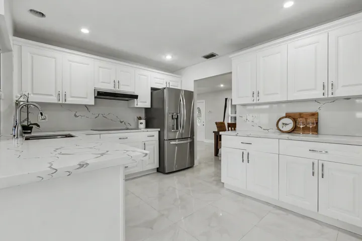 Fully updated, modern kitchen