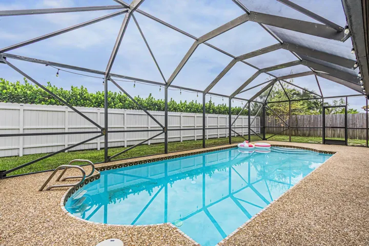 Hurricane rated screened enclosure