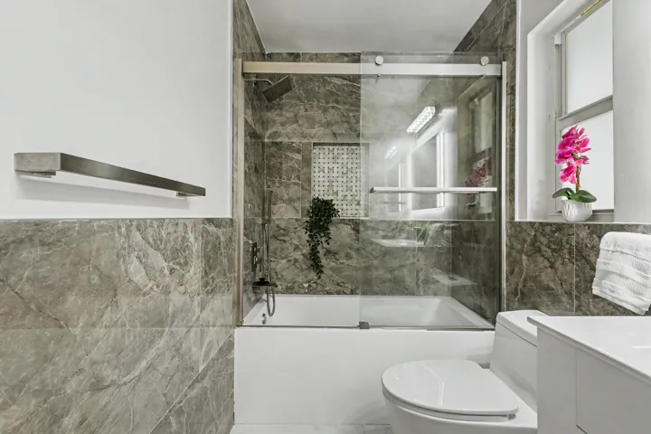 Bathroom with heated & lighted mirror and modern finishes and storage