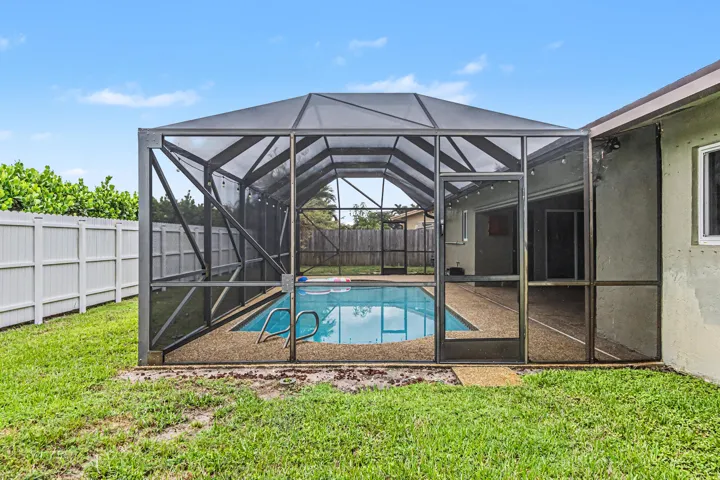 Hurricane rated screened enclosure