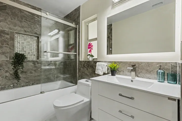 Bathroom with heated & lighted mirror and modern finishes and storage