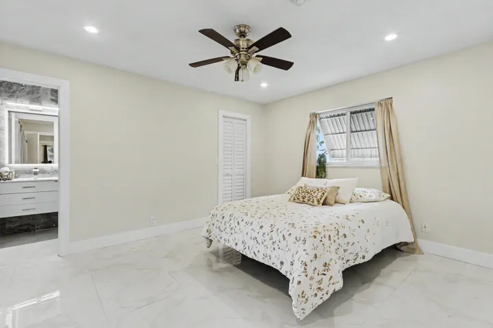 Primary bedroom with an en suite bathroom and walk in closet.