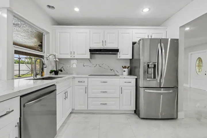 Fully updated, modern kitchen
