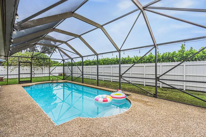 Hurricane rated screened enclosure