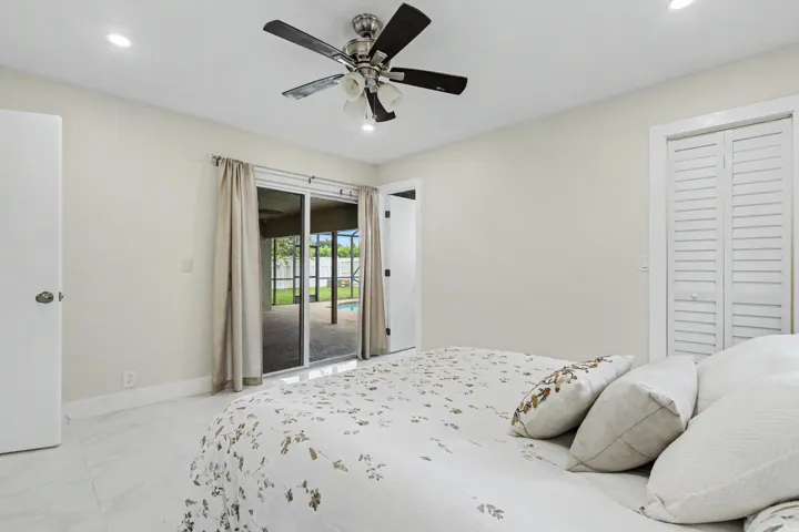 Primary bedroom with an en suite bathroom and walk in closet.