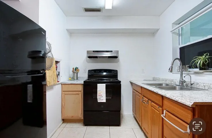 120-banyan Kitchen with appliances