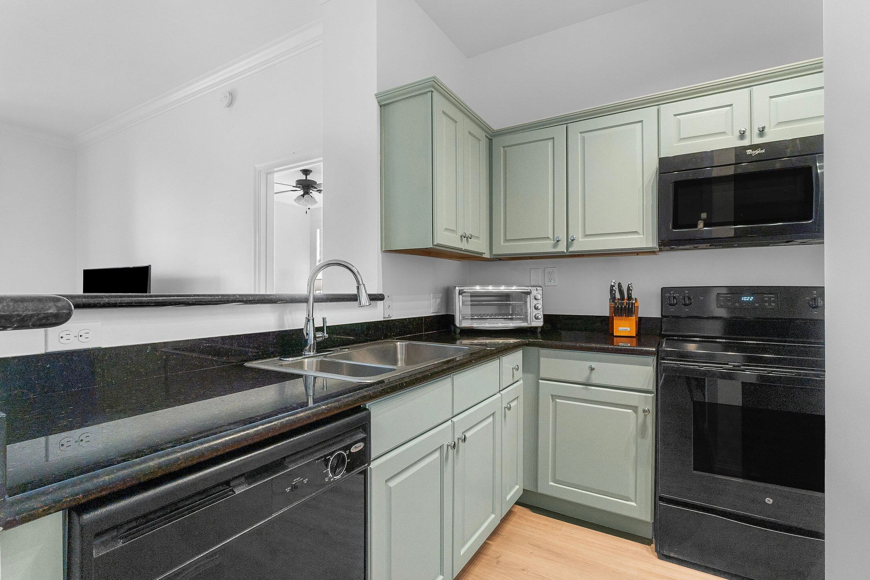 019-11740SaintAndrewsPlace-304-Wellingto