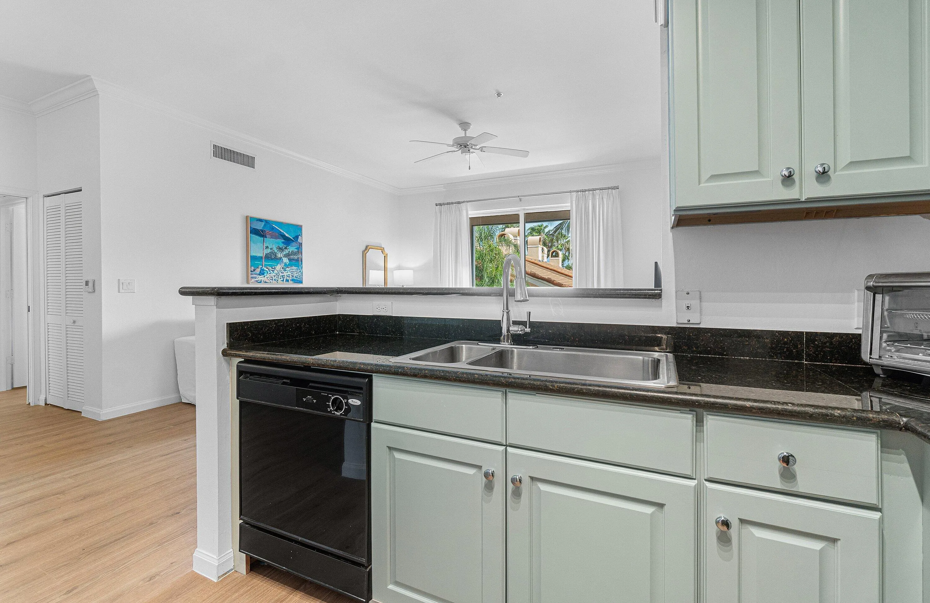021-11740SaintAndrewsPlace-304-Wellingto