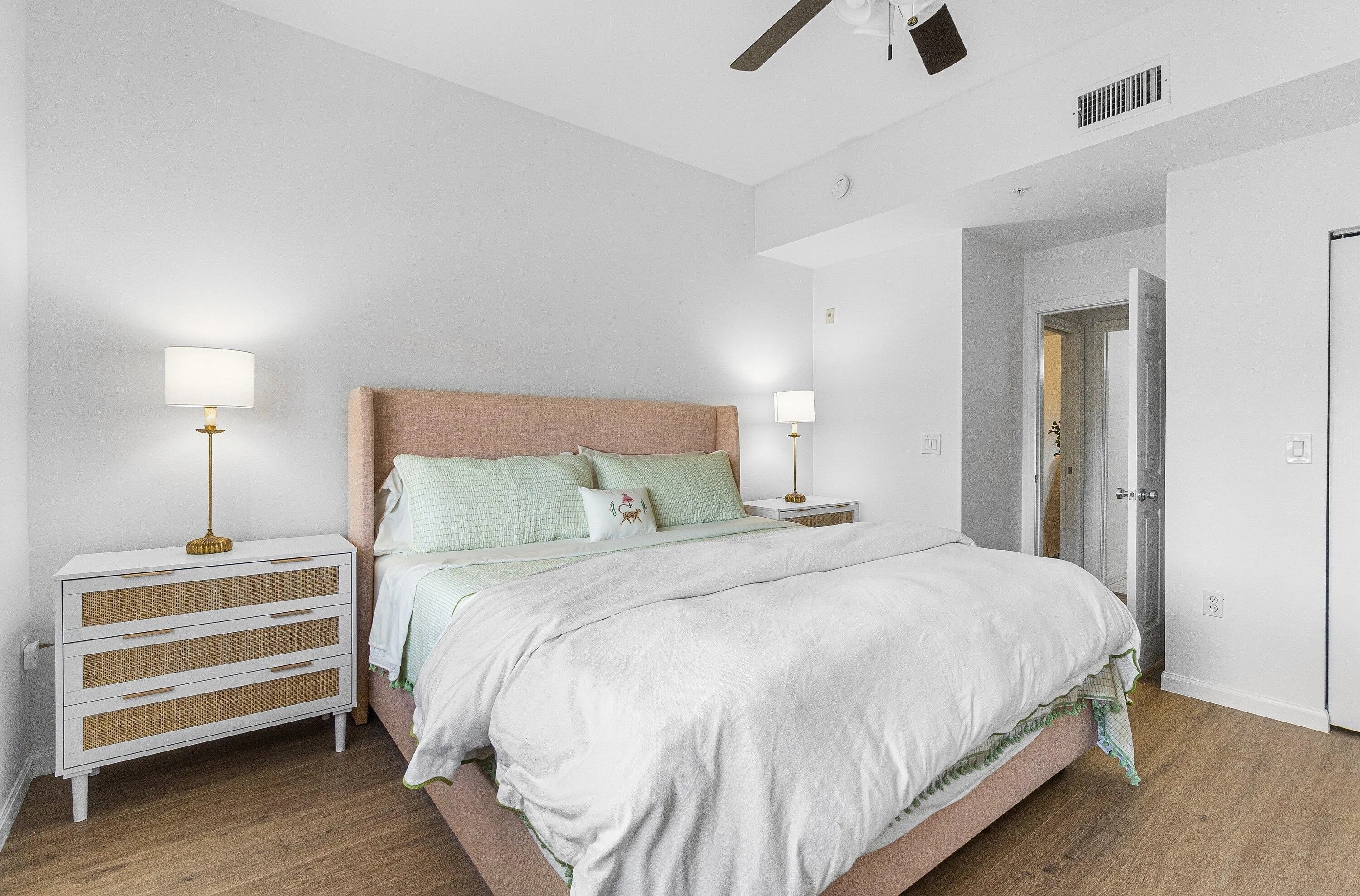 027-11740SaintAndrewsPlace-304-Wellingto
