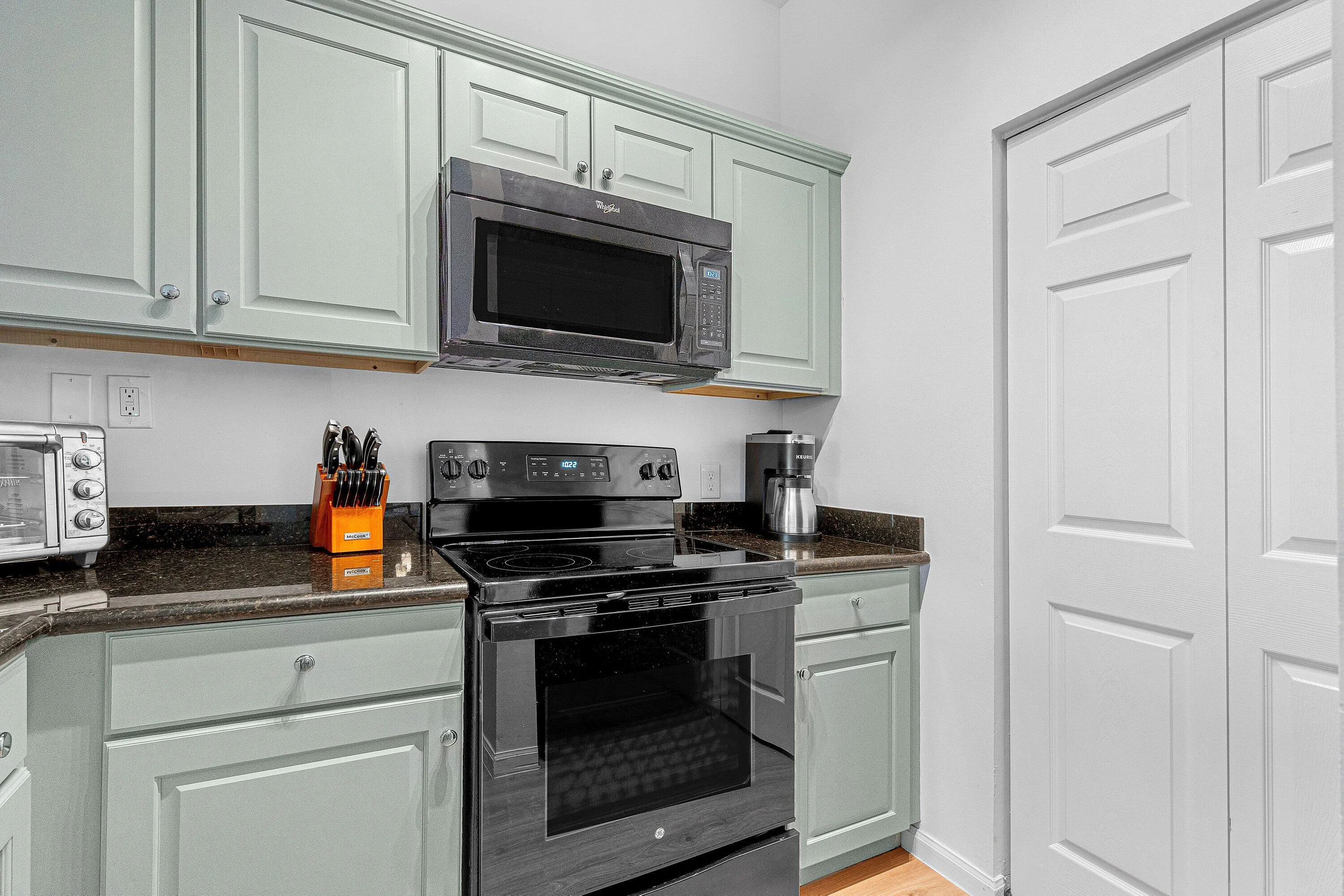 020-11740SaintAndrewsPlace-304-Wellingto