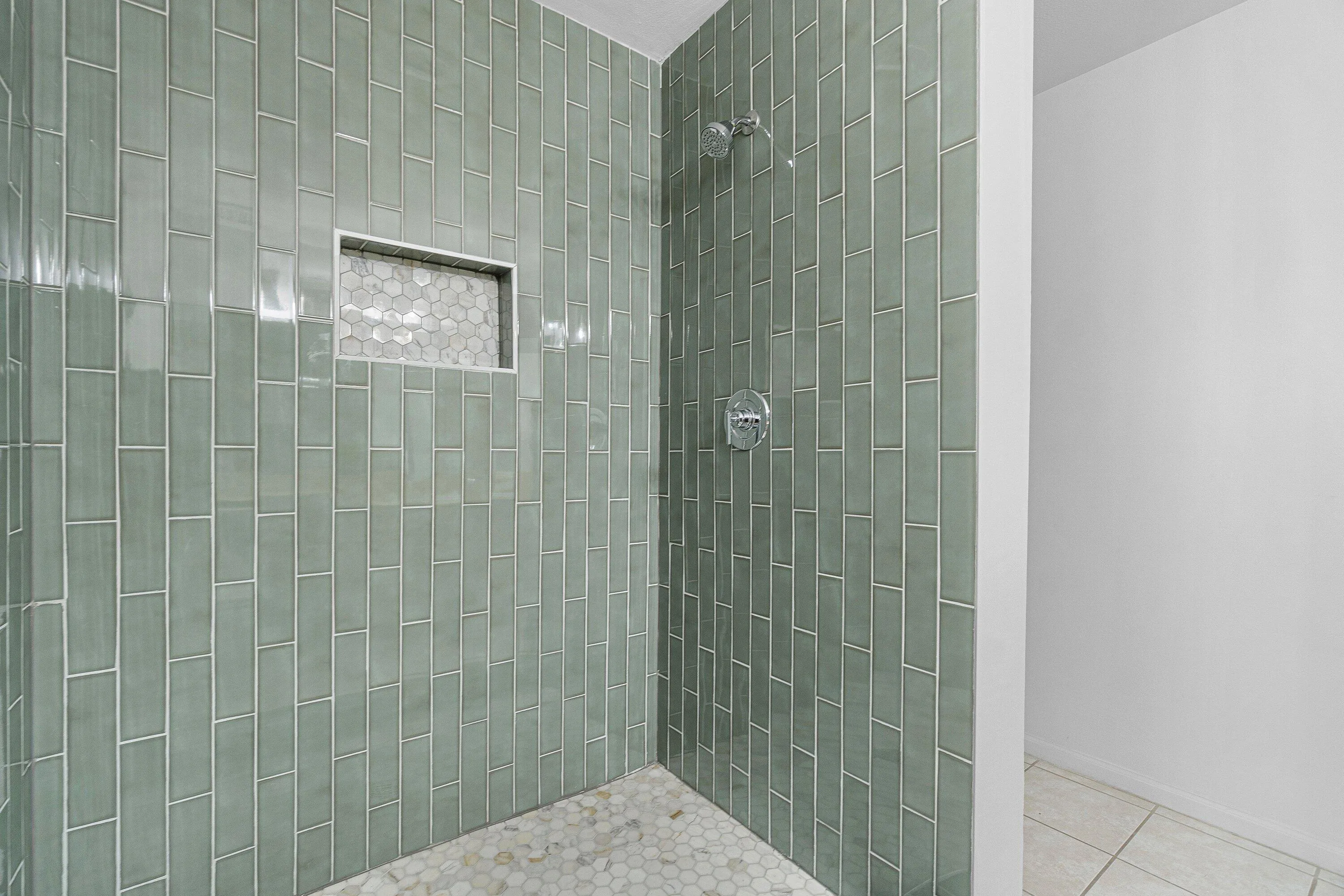 029-11740SaintAndrewsPlace-304-Wellingto