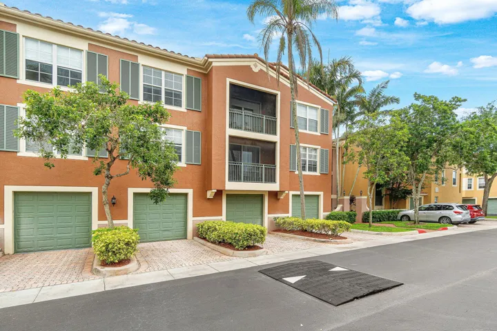 002-11740SaintAndrewsPlace-304-Wellingto